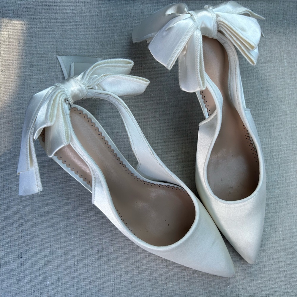 Elegant White Pointed-Toe Bow Flats